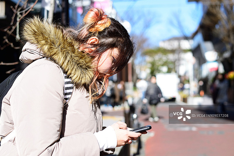 年轻女人发短信图片素材