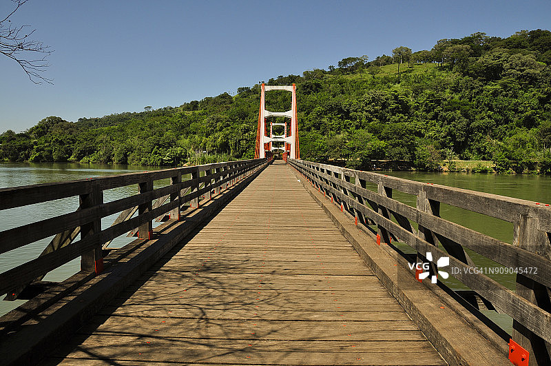 巴西里贝朗普雷图-克拉鲁市帕拉纳帕内马河大桥图片素材