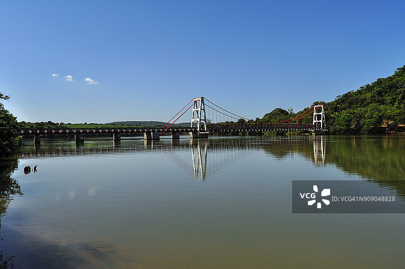 巴西里贝朗普雷图-克拉鲁市帕拉纳帕内马河大桥图片素材