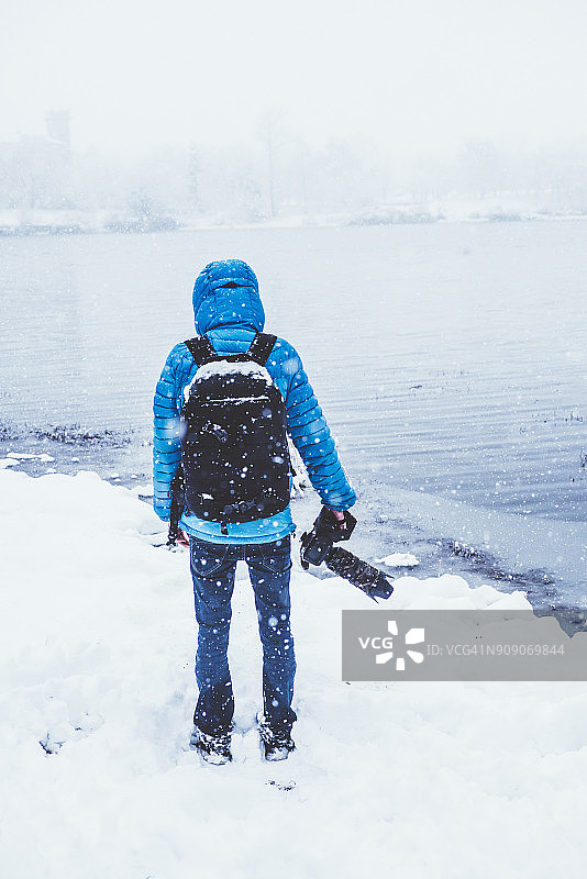 徒步者手持彩色烟雾弹图片素材