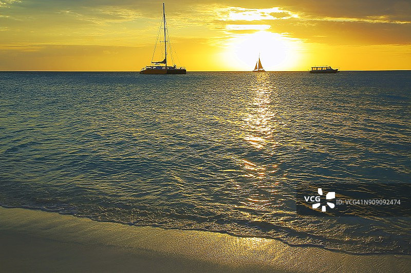 巴哈马群岛加勒比海：日落时分的宁静海滩图片素材