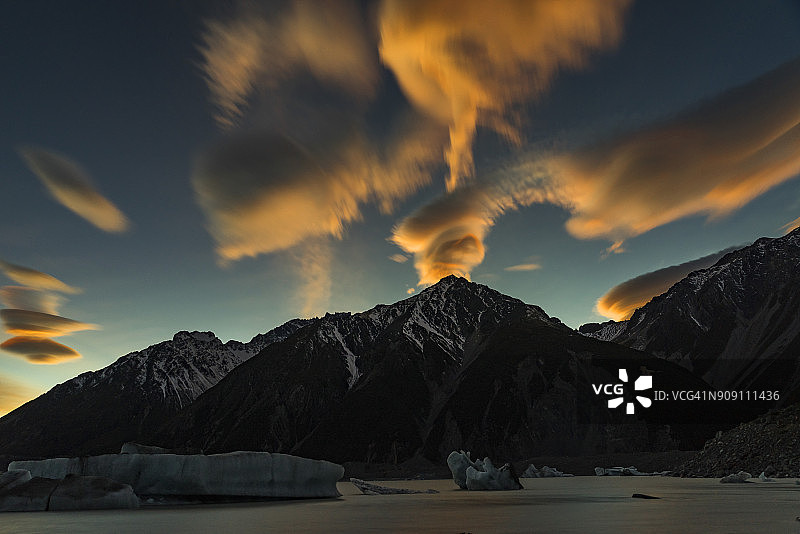 新西兰坎特伯雷塔斯曼冰川的荚状云日出图片素材