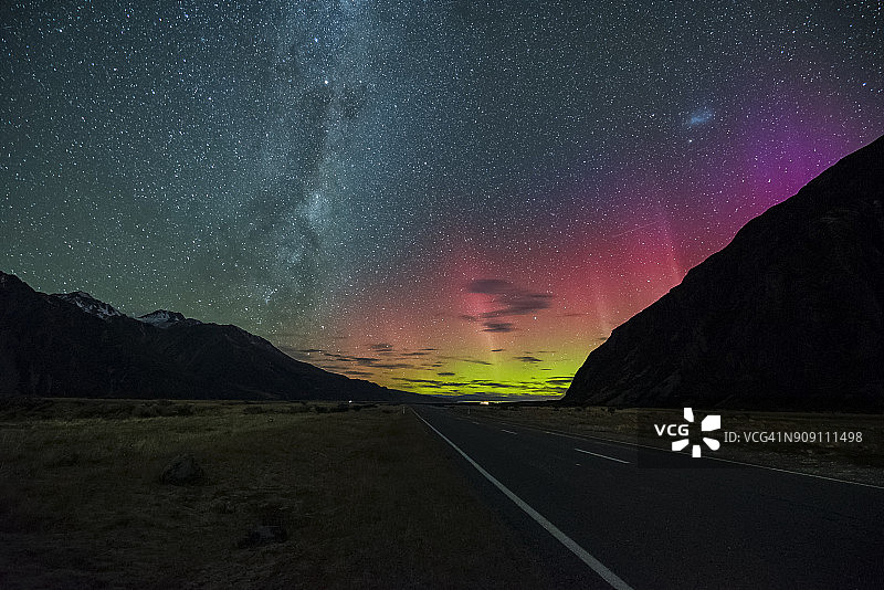 特卡波新西兰附近高速公路上方升起的银河与南极光图片素材
