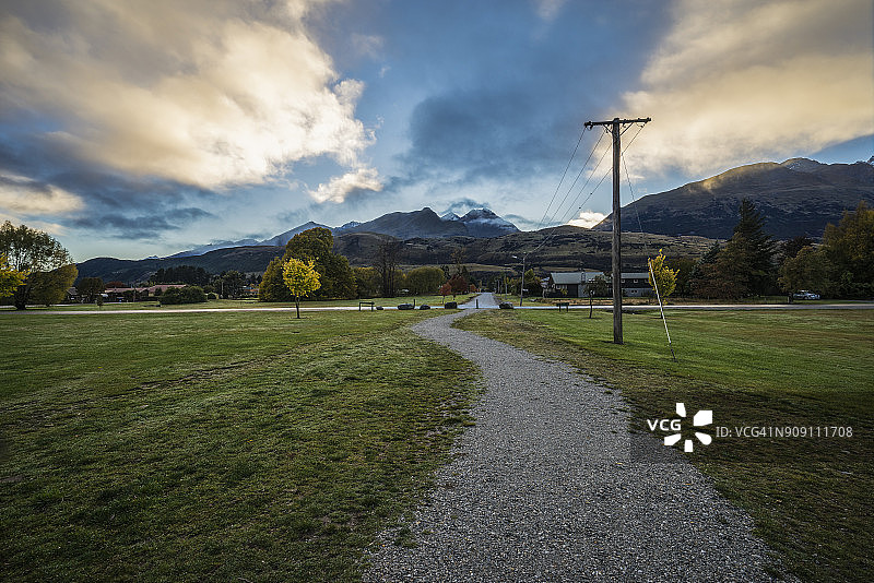 新西兰格莱诺基的清晨，远眺拉金斯山图片素材