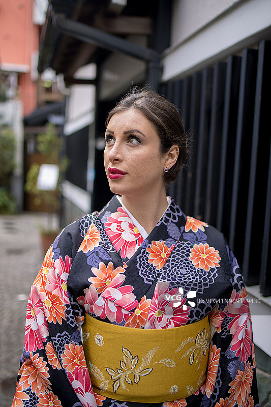 身穿和服的白人妇女在日本传统小镇图片素材