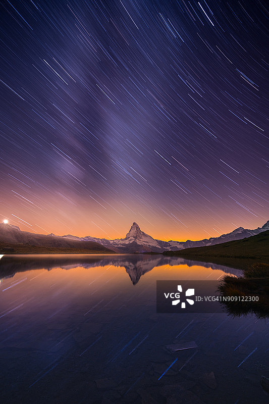 施泰利湖的星轨，马特宏峰背景图片素材