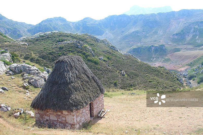 西班牙阿斯图里亚斯，索米耶多自然公园的茅屋图片素材
