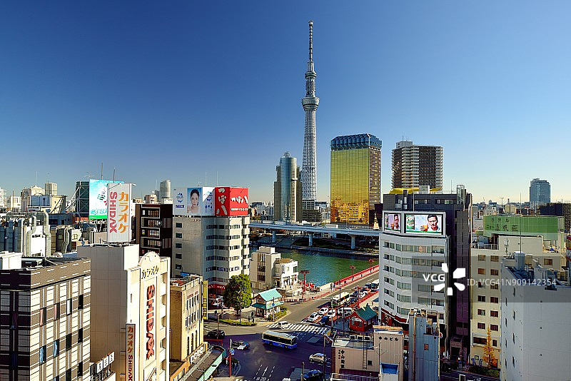 阳光明媚的东京城市景观图片素材