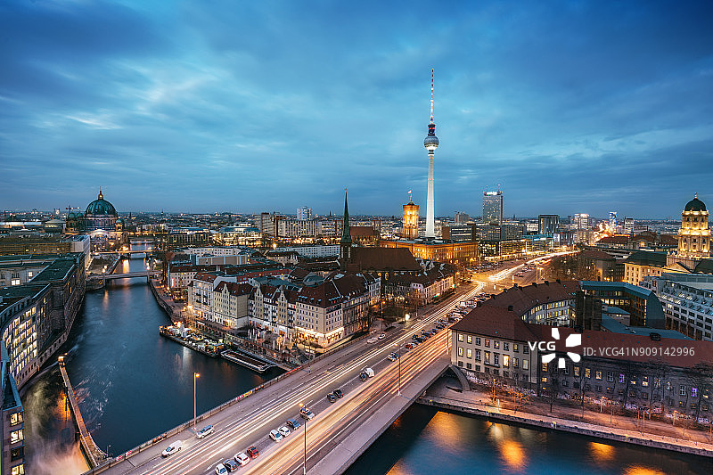 柏林城市景观与电视塔的蓝色时刻图片素材