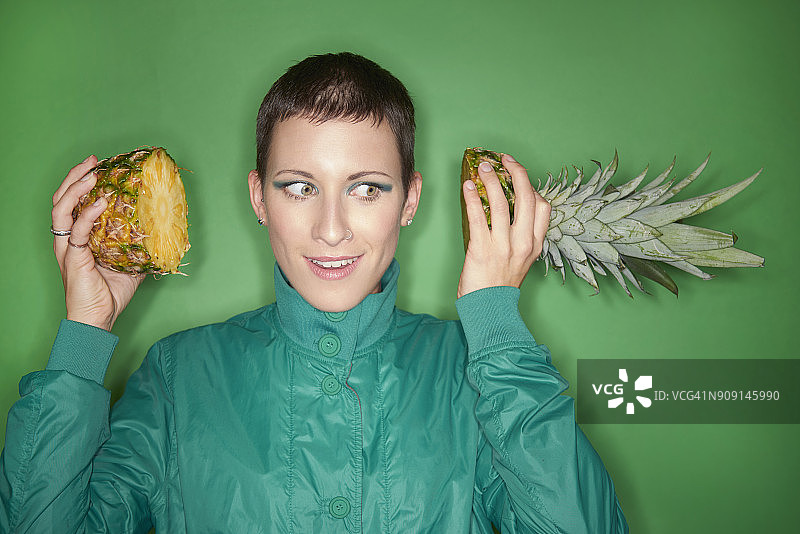 拿着菠萝的年轻女人图片素材