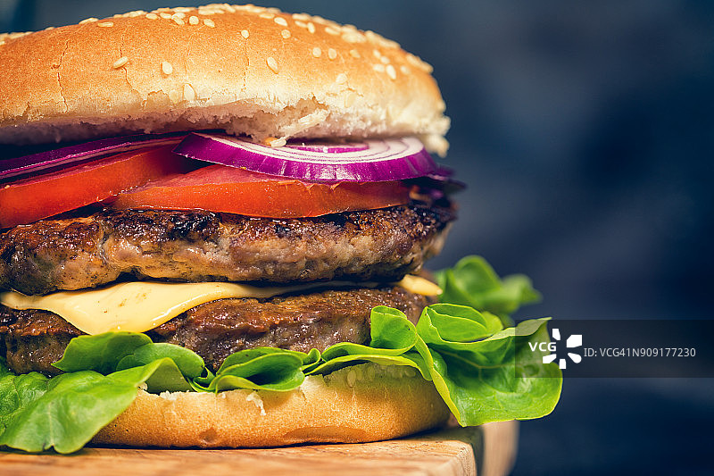 新鲜自制双层芝士汉堡图片素材
