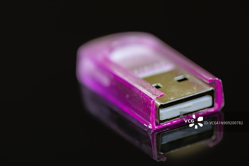 白色背景上的粉色U盘特写图片素材
