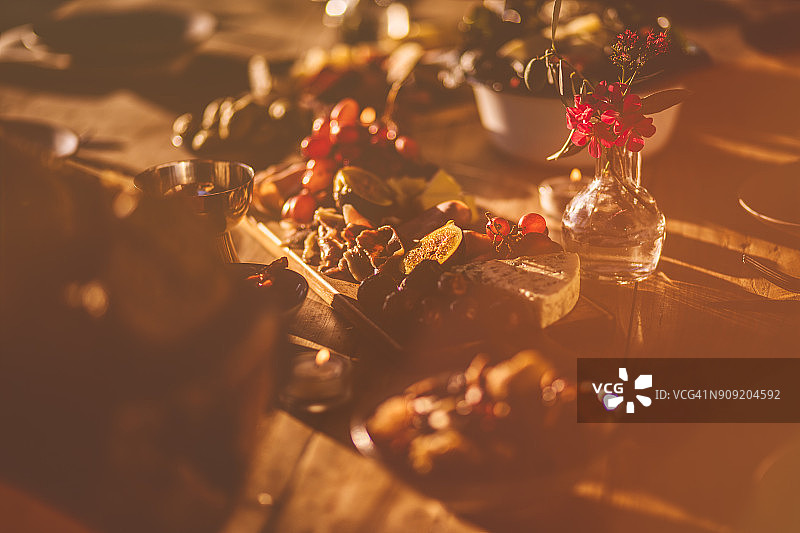 乡村木制餐桌上的美食熟食拼盘图片素材