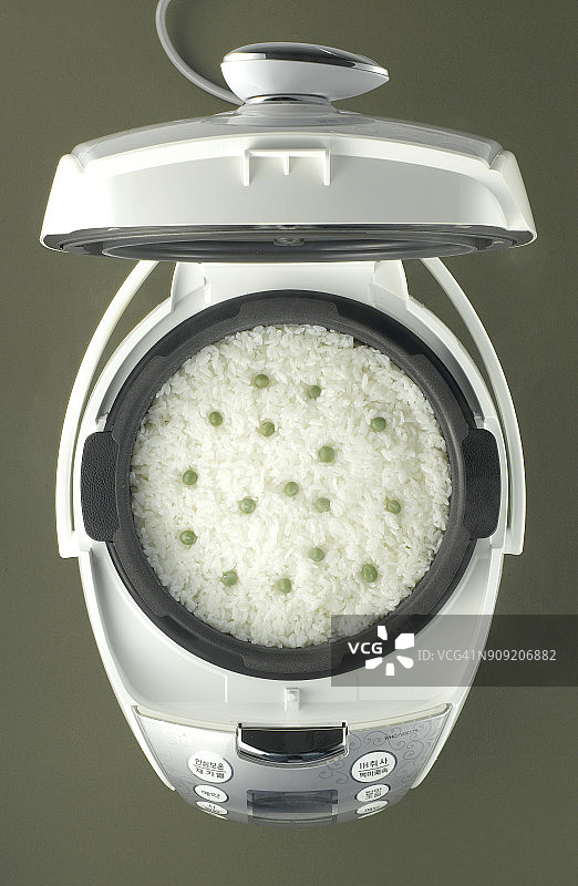 压力锅里的米饭图片素材