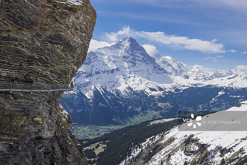 瑞士格林德瓦First Mountain的悬崖步道和山脉景观图片素材