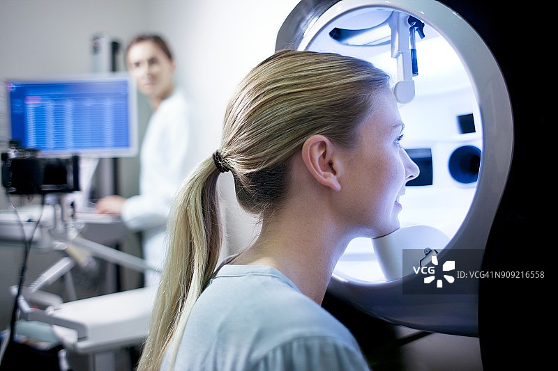 年轻女人在皮肤诊所接受检查图片素材