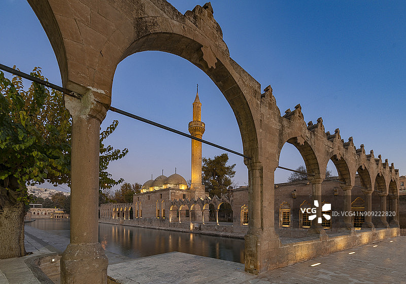 土耳其东南安纳托利亚桑尼乌尔法市带有里兹瓦尼耶清真寺的亚伯拉罕之池图片素材