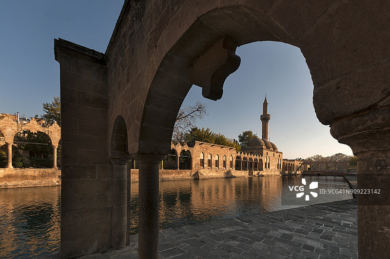土耳其东南安纳托利亚桑尼乌尔法市带有里兹瓦尼耶清真寺的亚伯拉罕之池图片素材