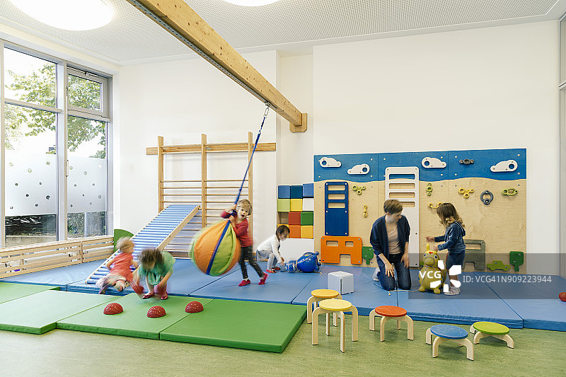 幼儿园体育室里的幼儿教师和孩子们图片素材