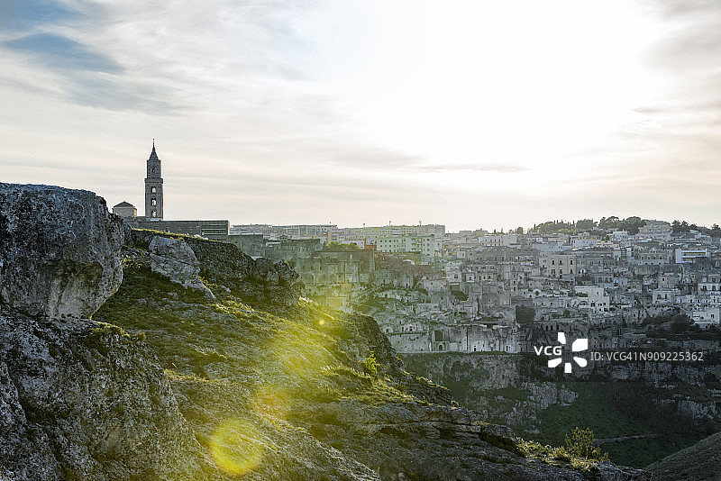 意大利巴斯利卡塔马泰拉逆光城镇景观图片素材