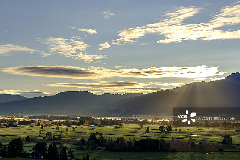 德国巴伐利亚州格罗本洛伊萨赫沼泽日出图片素材