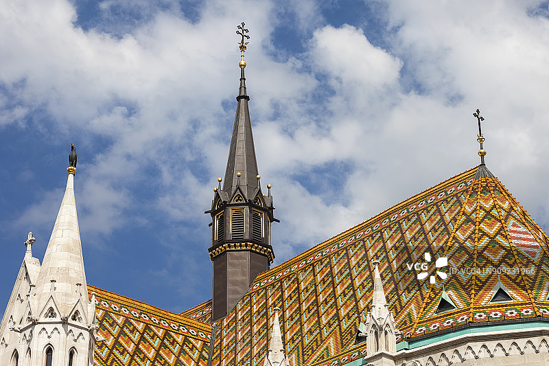 匈牙利布达佩斯马蒂亚斯教堂的钻石图案屋顶瓦片和尖顶图片素材