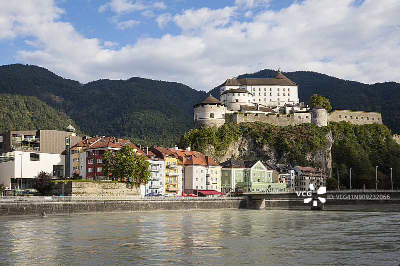 奥地利蒂罗尔州库夫施泰因老城区、库夫施泰因要塞与因河图片素材