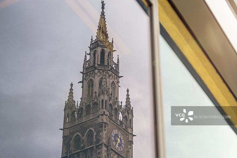德国慕尼黑新市政厅在玻璃窗上的倒影图片素材