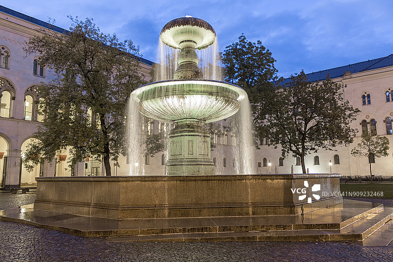 德国巴伐利亚慕尼黑：傍晚时分，路德维希·马克西米利安大学前的喷泉图片素材