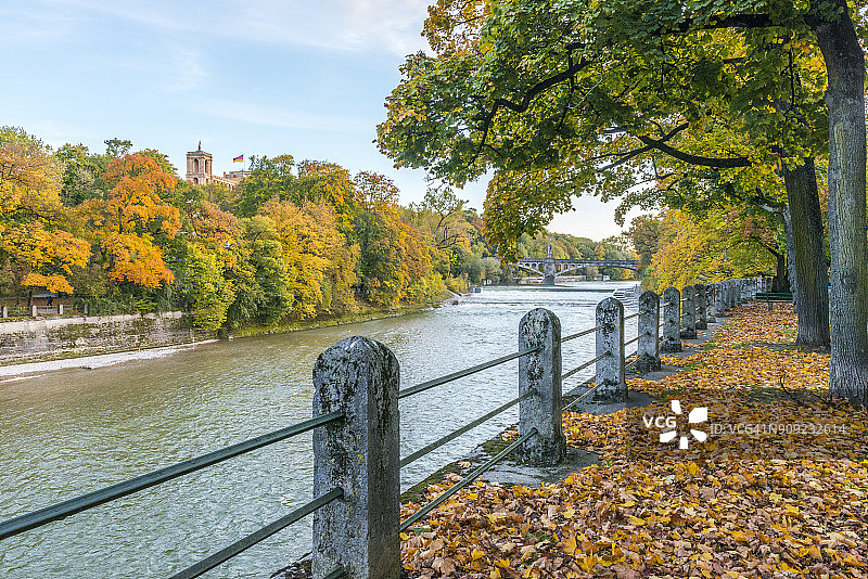 德国巴伐利亚慕尼黑，秋季的伊萨尔河和马克西米利安纪念馆图片素材