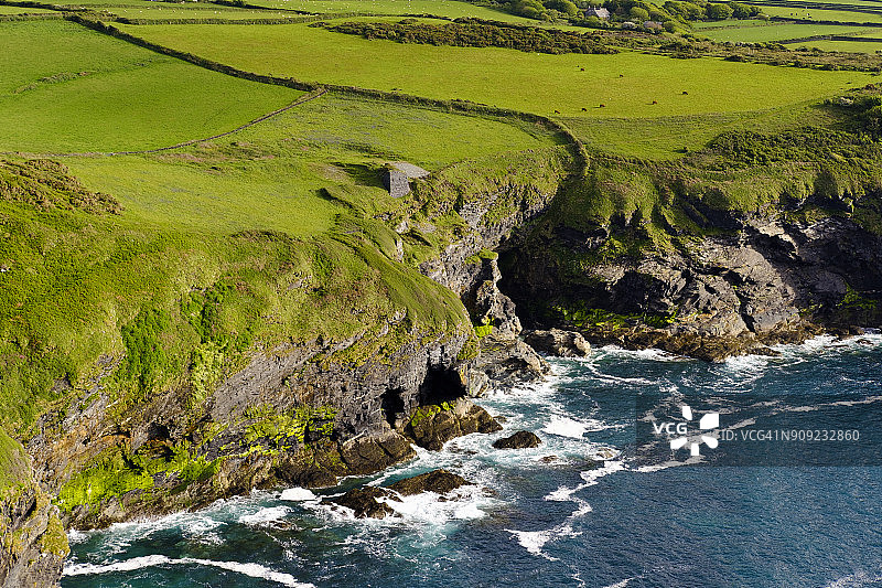 英国英格兰康沃尔博斯卡斯尔岩石海岸图片素材