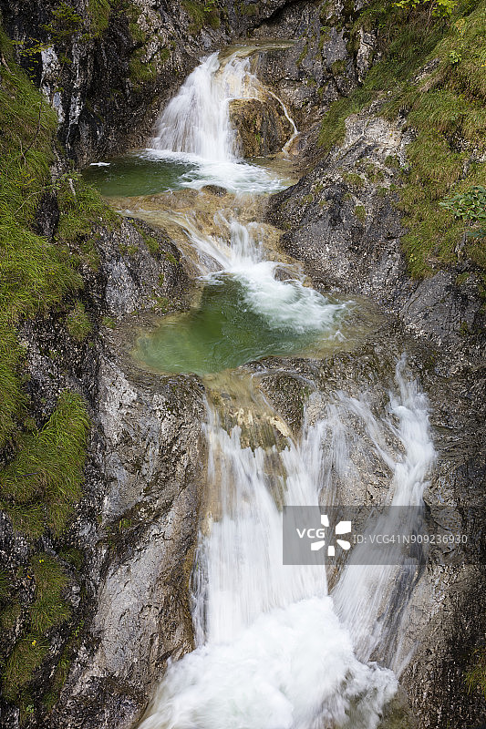 德国巴伐利亚拜里施采尔绿水潭瀑布图片素材