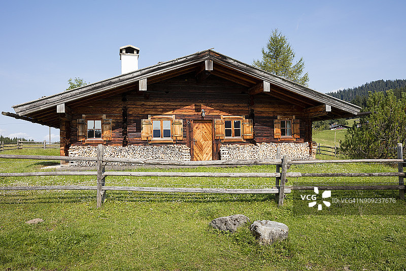 德国巴伐利亚州温克尔莫斯阿尔姆巴伐利亚小屋图片素材