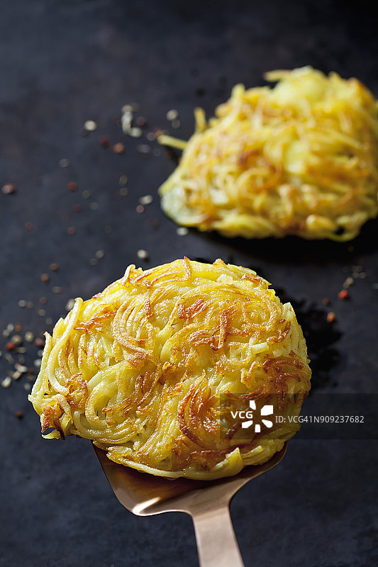 铲子上的马铃薯饼图片素材