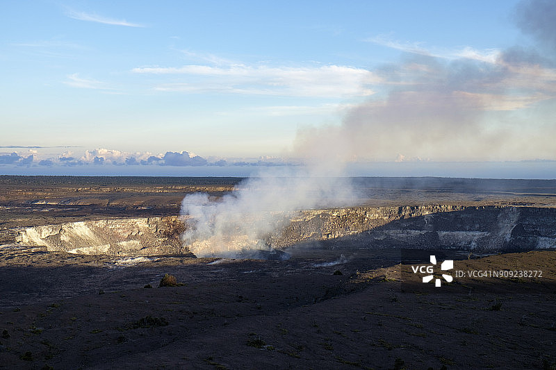 美国夏威夷大岛夏威夷火山国家公园哈雷茂茂火山口图片素材