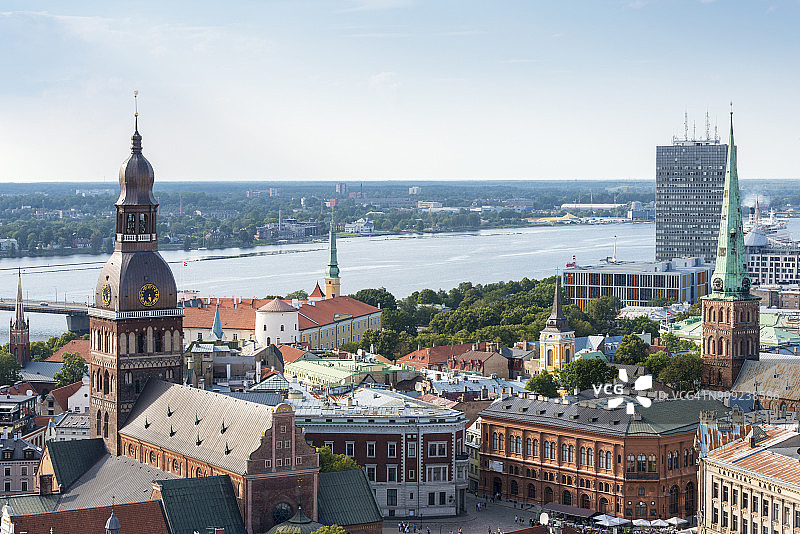 拉脱维亚里加老城区，里加主教座堂和圣彼得教堂，里加城堡和道加瓦河图片素材