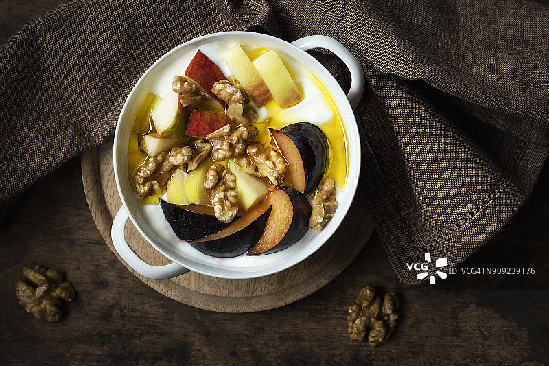 凝乳配水果、苹果和李子、核桃和亚麻籽油图片素材