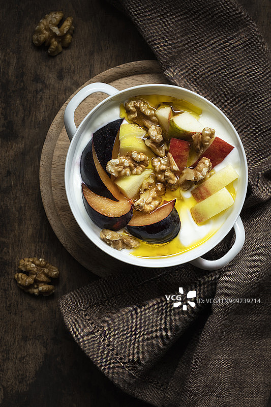 凝乳配水果、苹果和李子、核桃和亚麻籽油图片素材