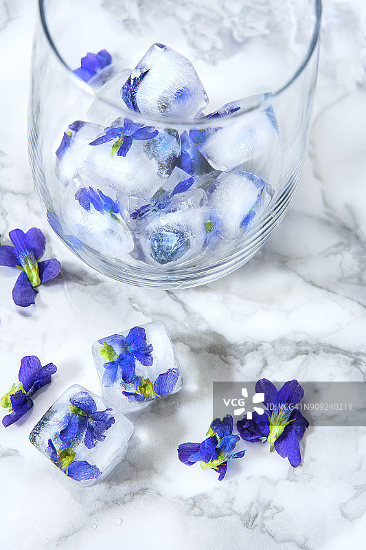 含食用花的冰块图片素材