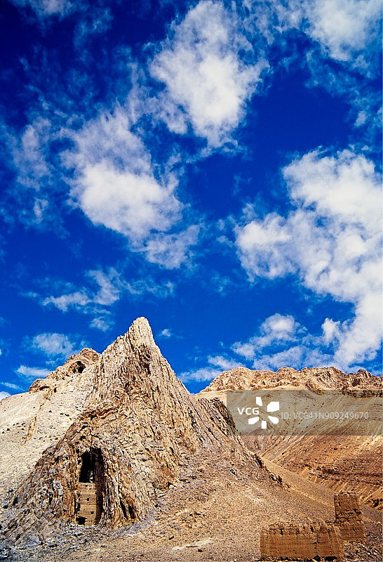 中国西藏珠穆朗玛峰北坡附近的荒漠山脉图片素材