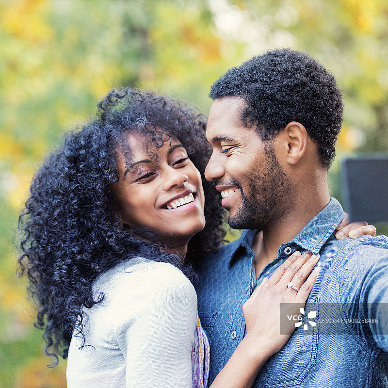 年轻情侣在户外自拍图片素材