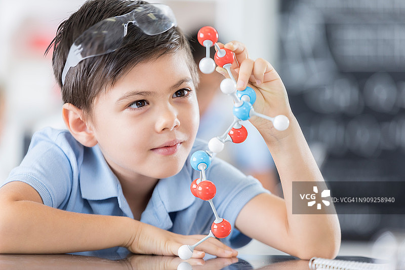 正在分析分子结构的男孩图片素材