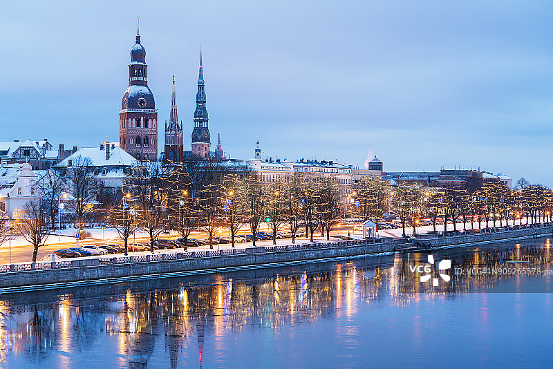 里加冬日塔楼图片素材