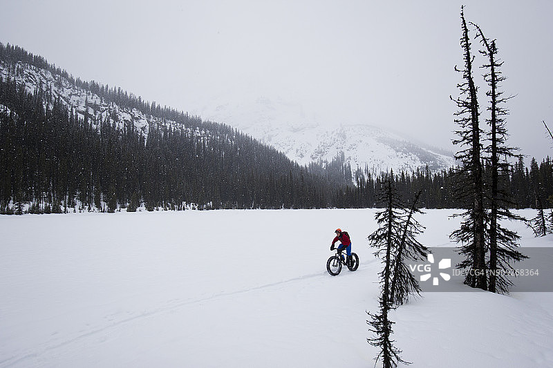 冬季山地自行车骑行者图片素材