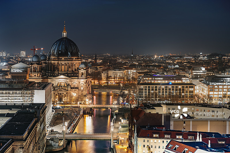 俯瞰灯火辉煌的柏林大教堂图片素材