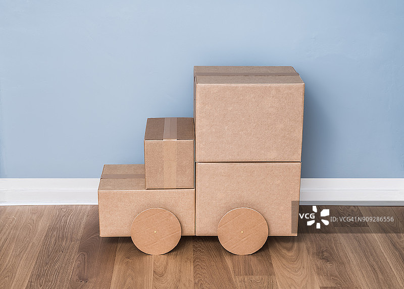 纸板箱制成的卡车图片素材