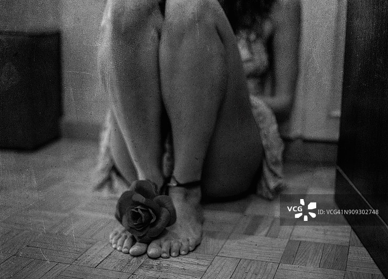 女人坐着，手持玫瑰图片素材