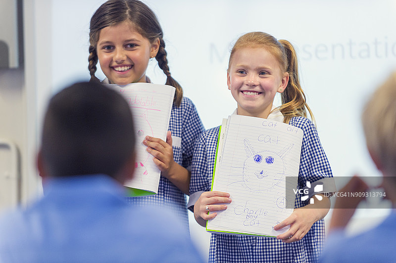 穿校服的女学生们在做演讲。图片素材