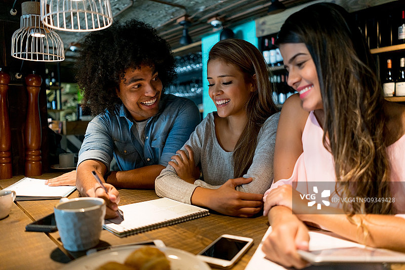 在咖啡馆学习的学生们图片素材