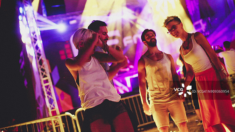 夏季音乐节上的人群图片素材